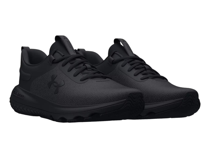 Tenis deportivos Under Armour Charged Revitalize en color negro total con suela texturizada.