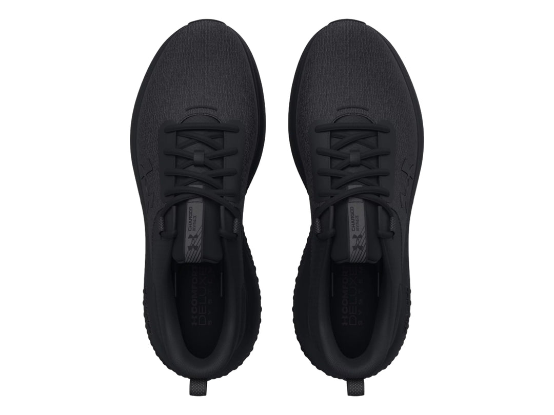 Tenis deportivos Under Armour Charged Revitalize en color negro total con suela texturizada.