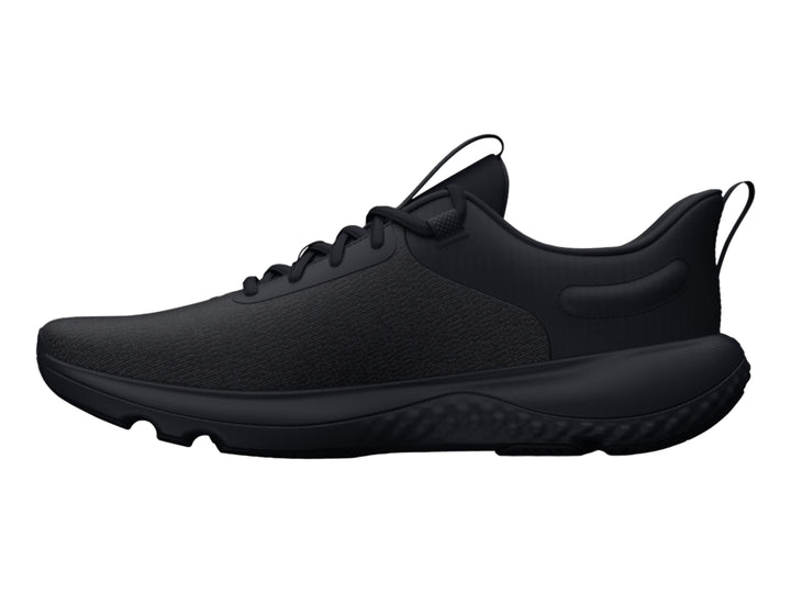 Tenis deportivos Under Armour Charged Revitalize en color negro total con suela texturizada.