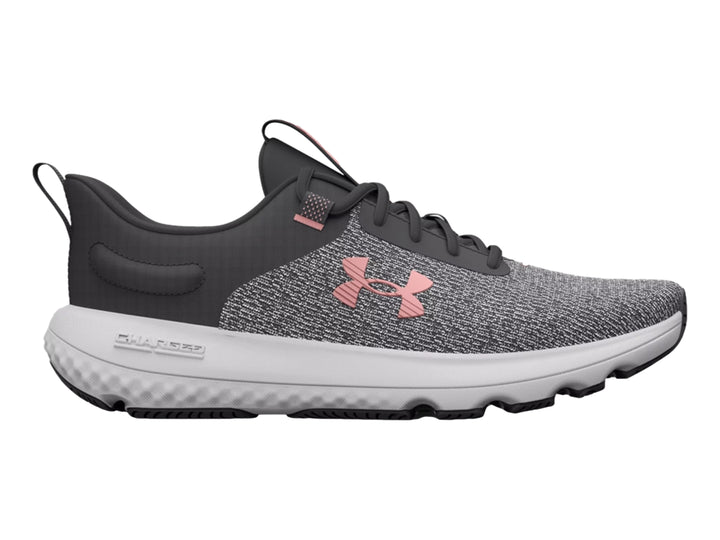Tenis deportivos Under Armour color gris con suela blanca y logotipo en rosa.