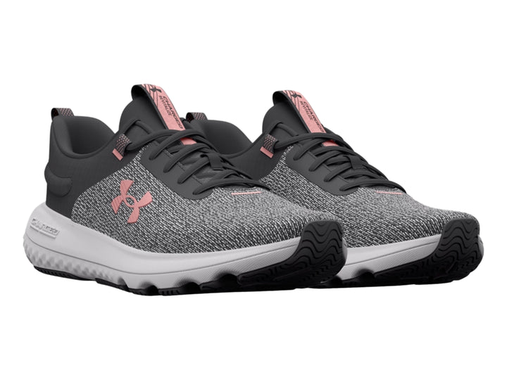 Tenis deportivos Under Armour color gris con suela blanca y logotipo en rosa.