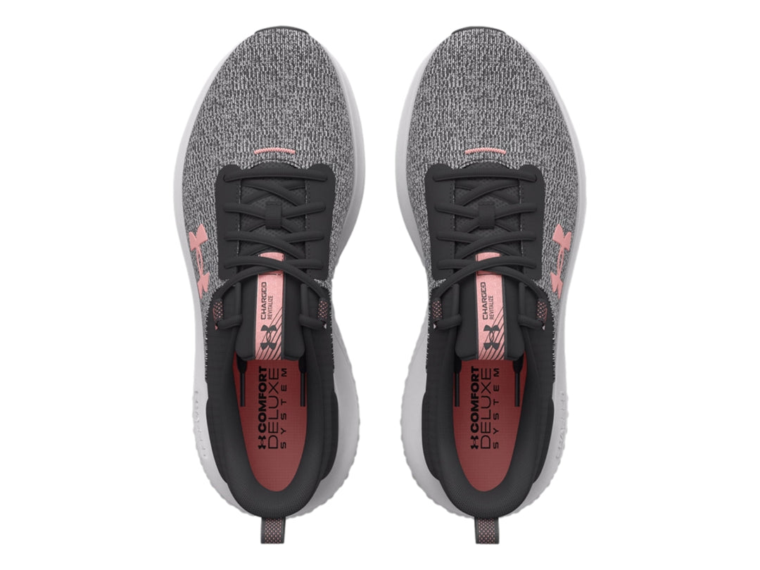 Tenis deportivos Under Armour color gris con suela blanca y logotipo en rosa.