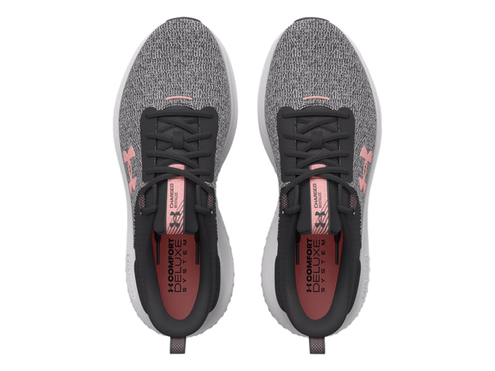 Tenis deportivos Under Armour color gris con suela blanca y logotipo en rosa.