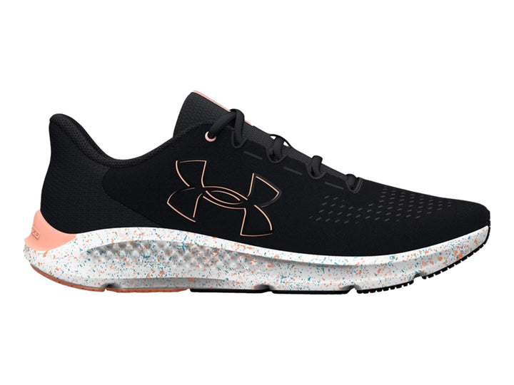 Tenis deportivos Under Armour color negro con suela blanca moteada y detalles en color durazno.