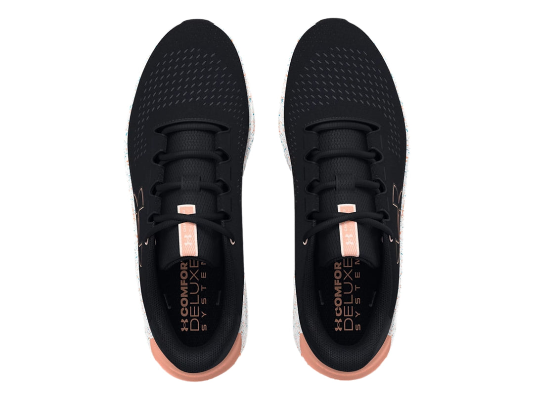 Tenis deportivos Under Armour color negro con suela blanca moteada y detalles en color durazno.