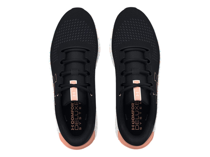 Tenis deportivos Under Armour color negro con suela blanca moteada y detalles en color durazno.