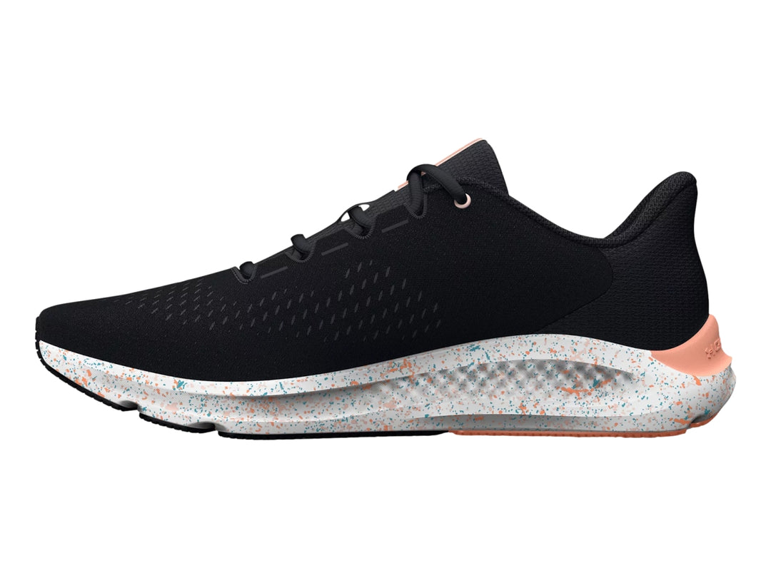 Tenis deportivos Under Armour color negro con suela blanca moteada y detalles en color durazno.