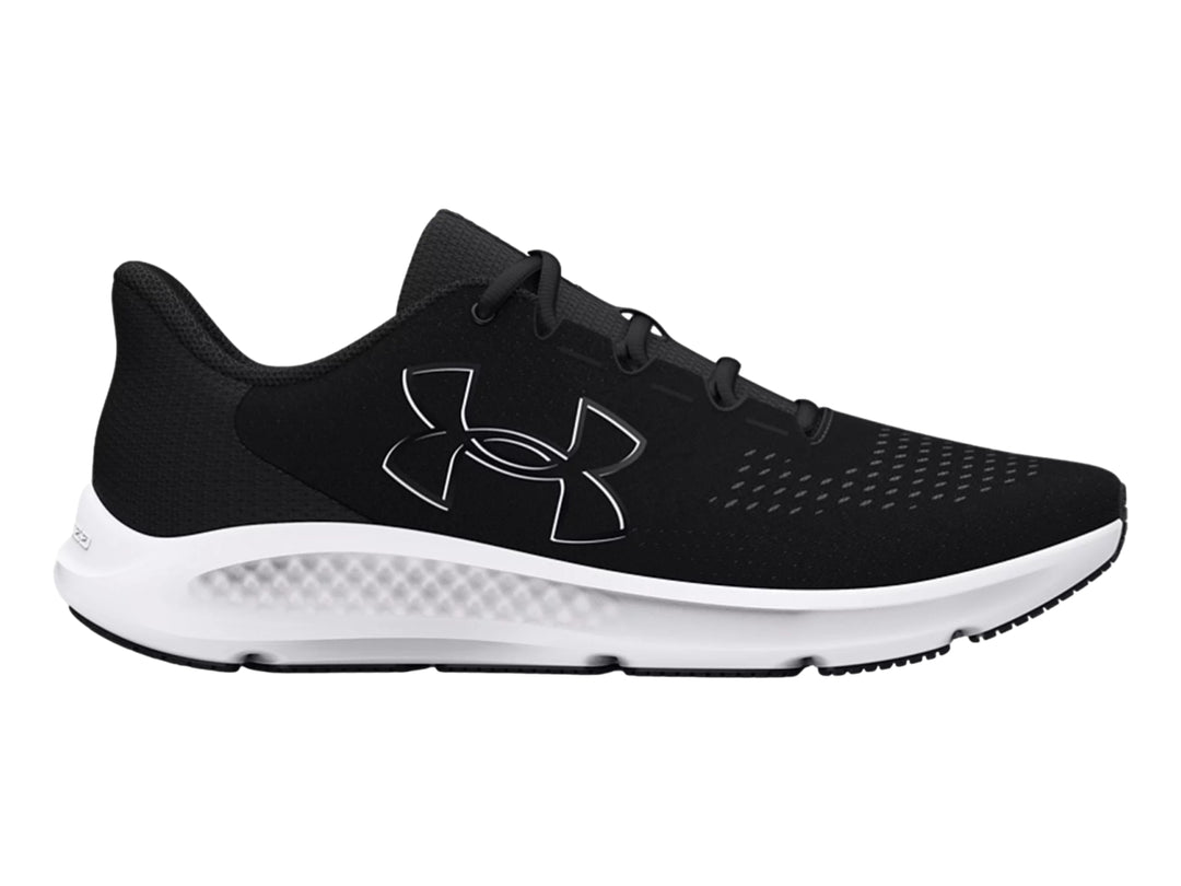 Tenis deportivos Under Armour color negro con suela blanca y logotipo blanco lateral.