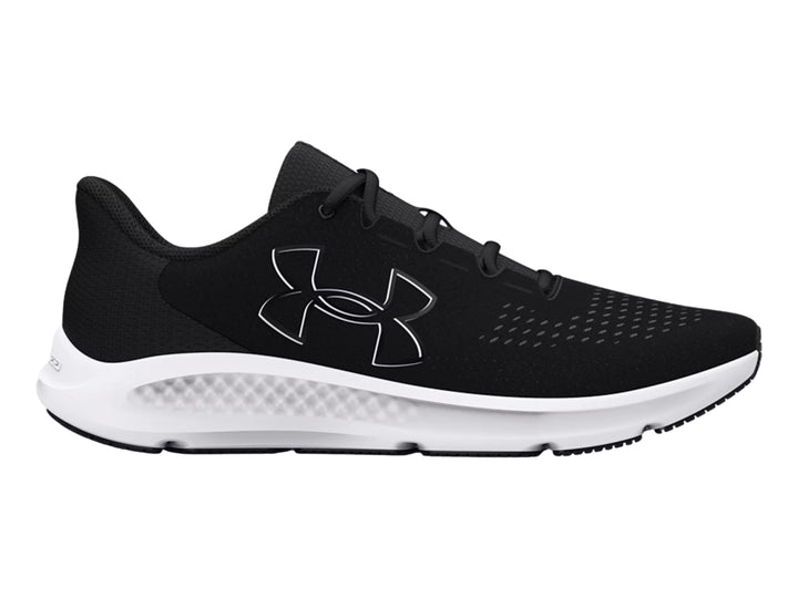 Tenis deportivos Under Armour color negro con suela blanca y logotipo blanco lateral.