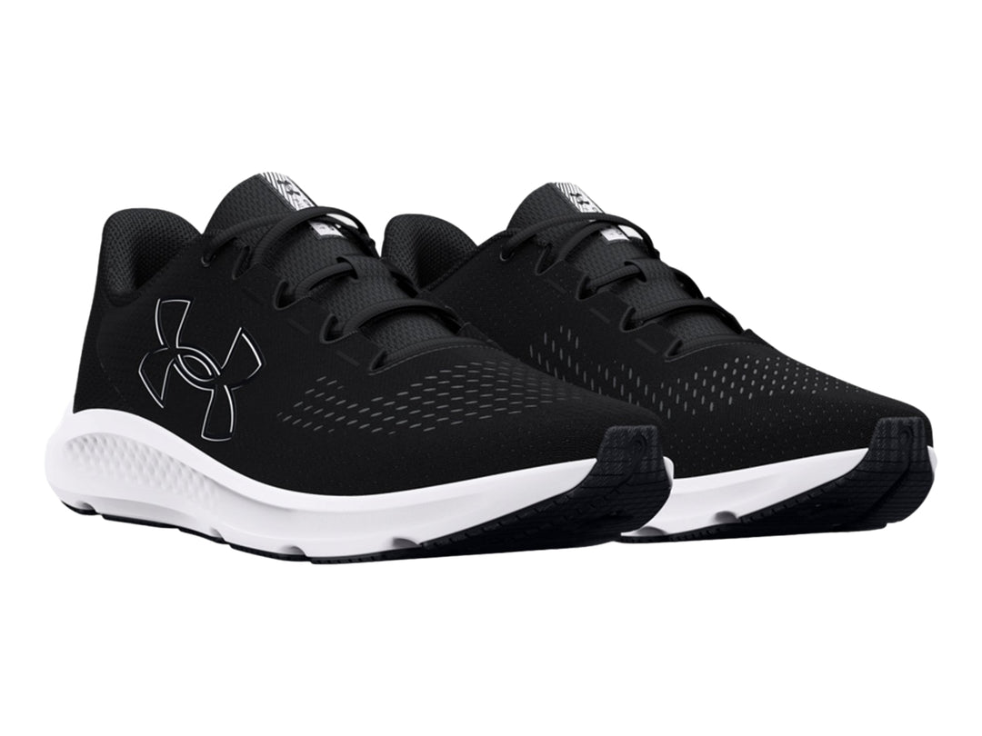 Tenis deportivos Under Armour color negro con suela blanca y logotipo blanco lateral.