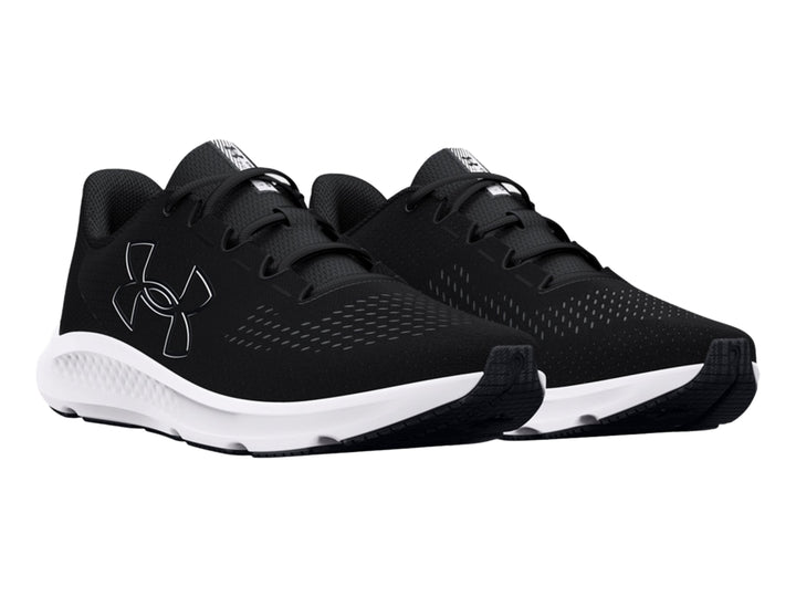 Tenis deportivos Under Armour color negro con suela blanca y logotipo blanco lateral.