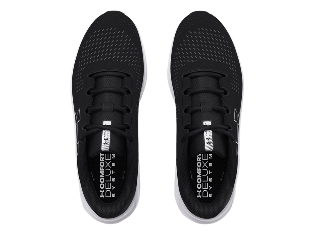 Tenis deportivos Under Armour color negro con suela blanca y logotipo blanco lateral.