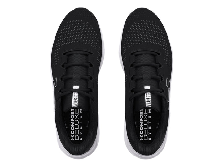 Tenis deportivos Under Armour color negro con suela blanca y logotipo blanco lateral.