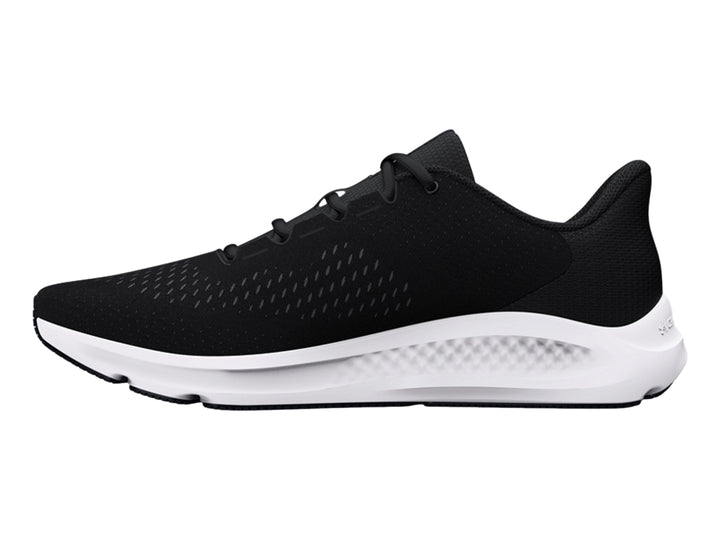 Tenis deportivos Under Armour color negro con suela blanca y logotipo blanco lateral.