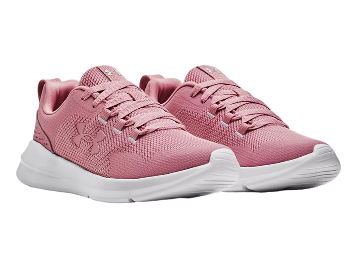 Tenis deportivos Under Armour color rosa con suela blanca.
