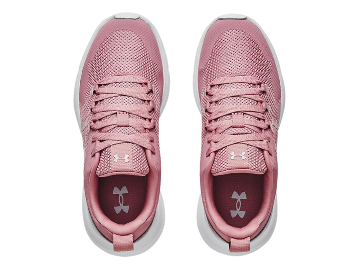 Tenis deportivos Under Armour color rosa con suela blanca.