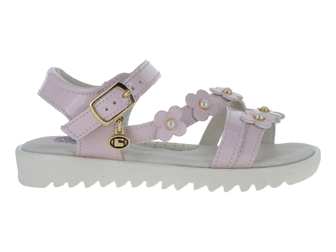 Sandalia infantil rosa con adornos de flores y perlas, hebilla dorada y suela blanca dentada.