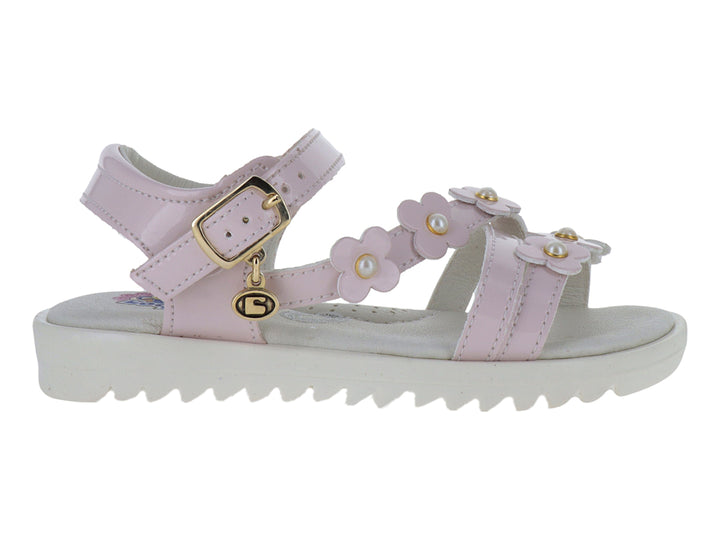 Sandalia infantil rosa con adornos de flores y perlas, hebilla dorada y suela blanca dentada.