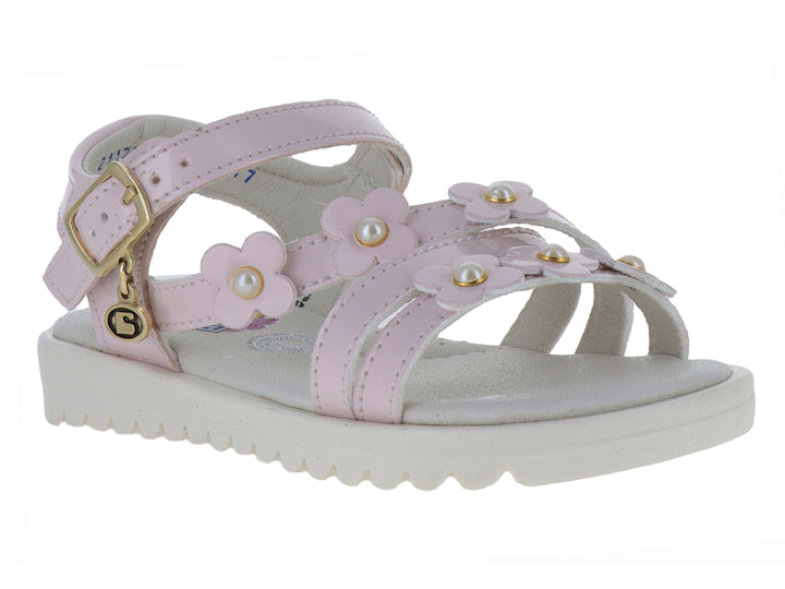 Sandalia infantil rosa con adornos de flores y perlas, hebilla dorada y suela blanca dentada.