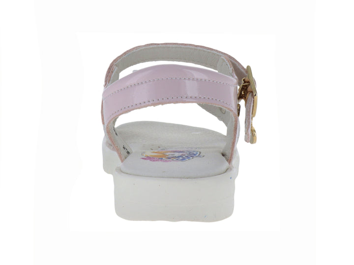 Sandalia infantil rosa con adornos de flores y perlas, hebilla dorada y suela blanca dentada.