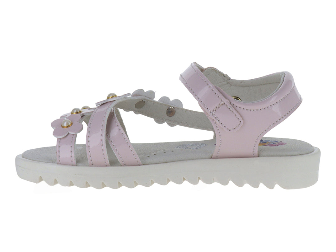 Sandalia infantil rosa con adornos de flores y perlas, hebilla dorada y suela blanca dentada.