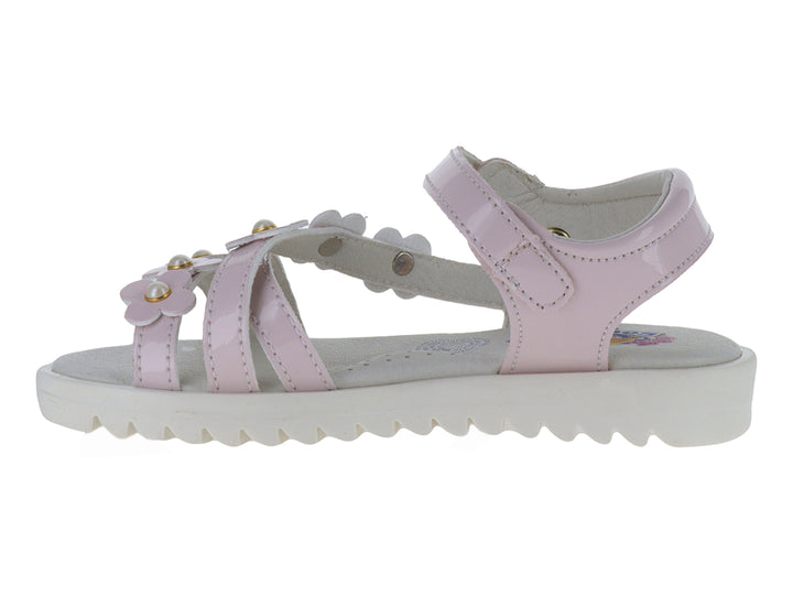 Sandalia infantil rosa con adornos de flores y perlas, hebilla dorada y suela blanca dentada.