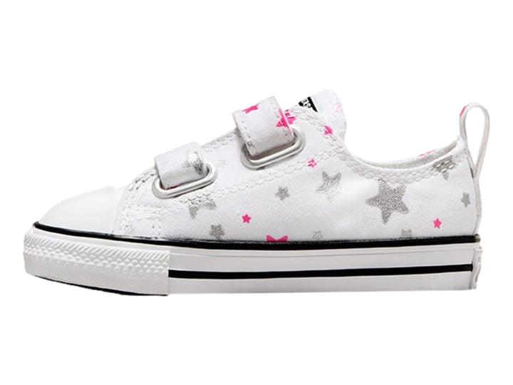 Tenis Converse blancos para niño o niña con estampado de estrellas grises y rosas, cierre de velcro y suela blanca.