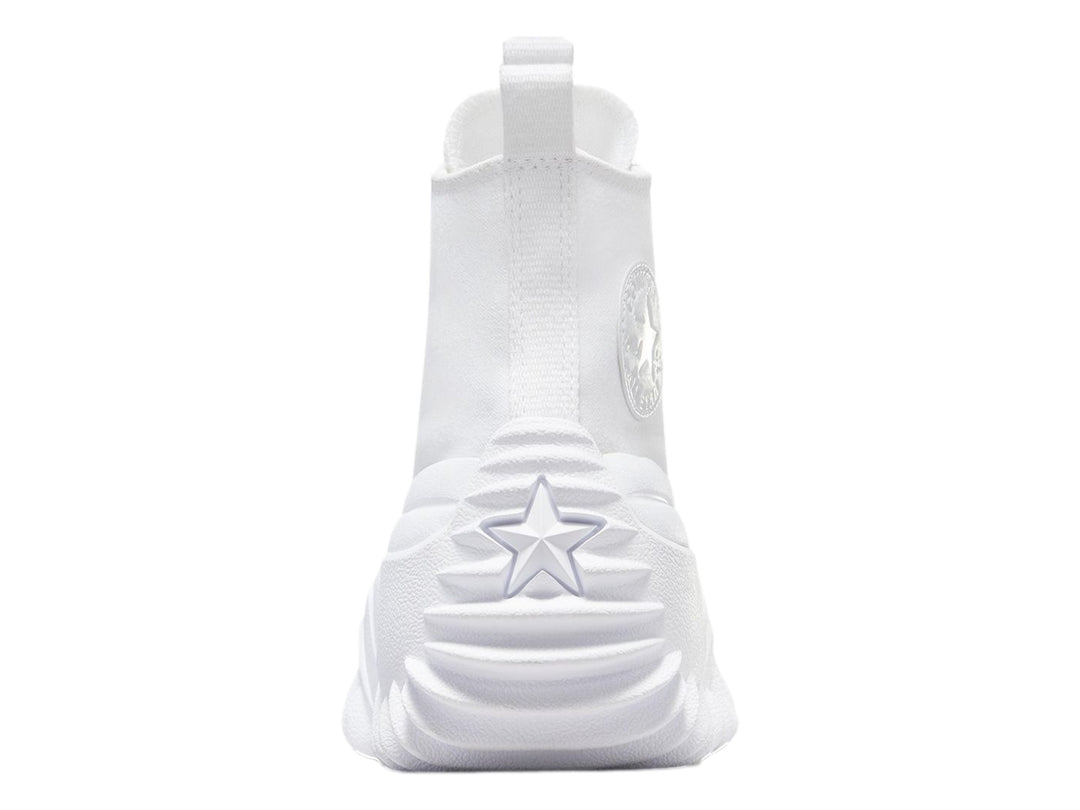 Tenis Converse blancos de bota con suela plataforma ondulada y ojillos dorados.