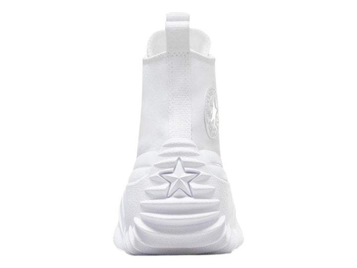 Tenis Converse blancos de bota con suela plataforma ondulada y ojillos dorados.