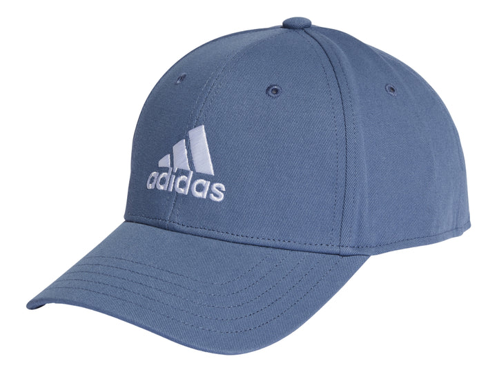 Gorra de béisbol Adidas color azul con logotipo blanco bordado en la parte frontal.