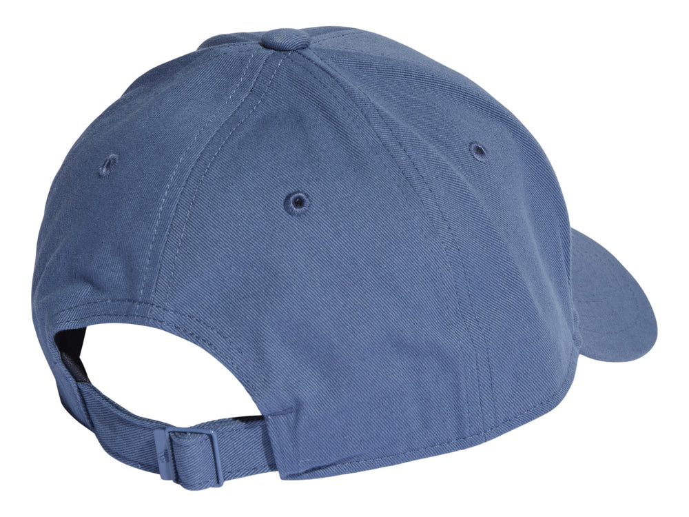 Gorra de béisbol Adidas color azul con logotipo blanco bordado en la parte frontal.