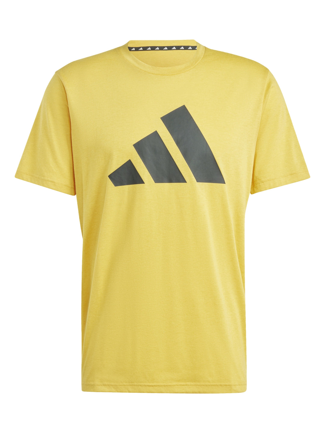 Hombre vistiendo una playera Adidas de color dorado con un logotipo grande en negro en el pecho.