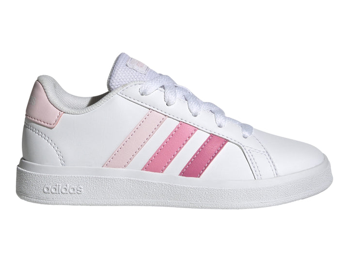 Tenis Adidas blancos con tres franjas en tonos de rosa y suela blanca.