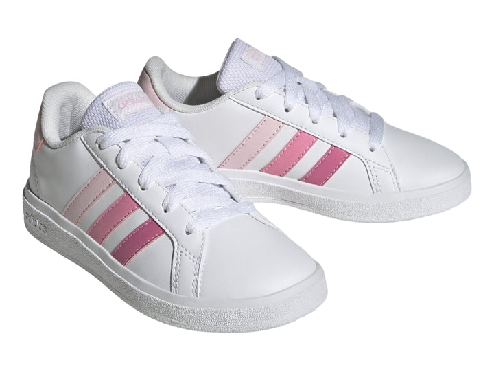 Tenis Adidas blancos con tres franjas en tonos de rosa y suela blanca.