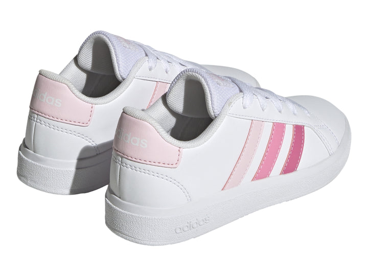 Tenis Adidas blancos con tres franjas en tonos de rosa y suela blanca.