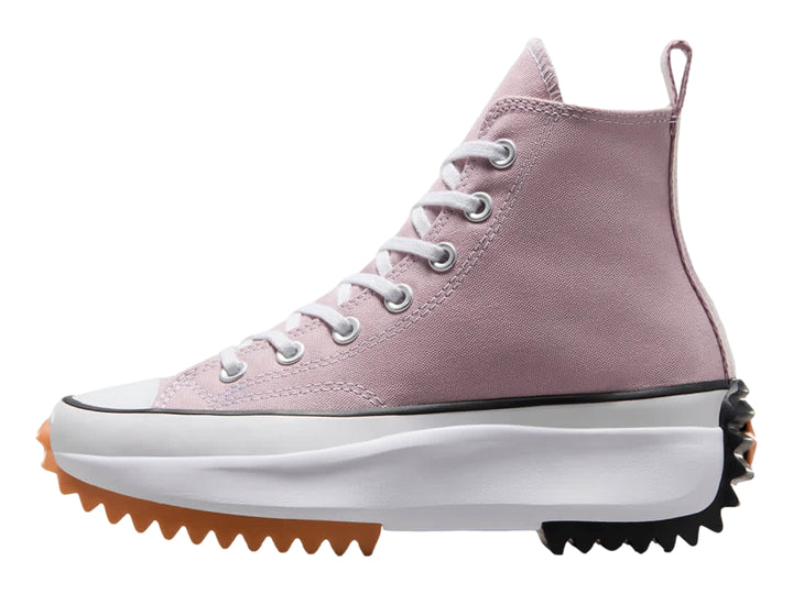 Tenis Converse Run Star Hike de bota color rosa con suela de plataforma blanca y detalles en negro y café.