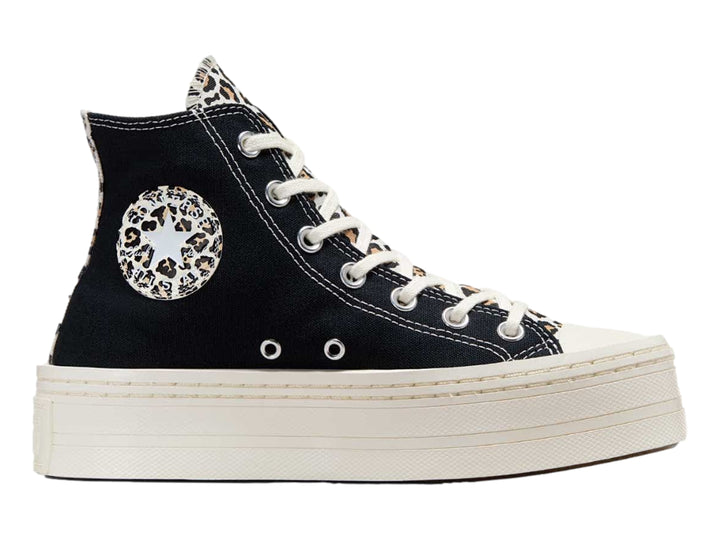 Tenis Converse negros de bota con suela de plataforma blanca y detalles en estampado de leopardo.