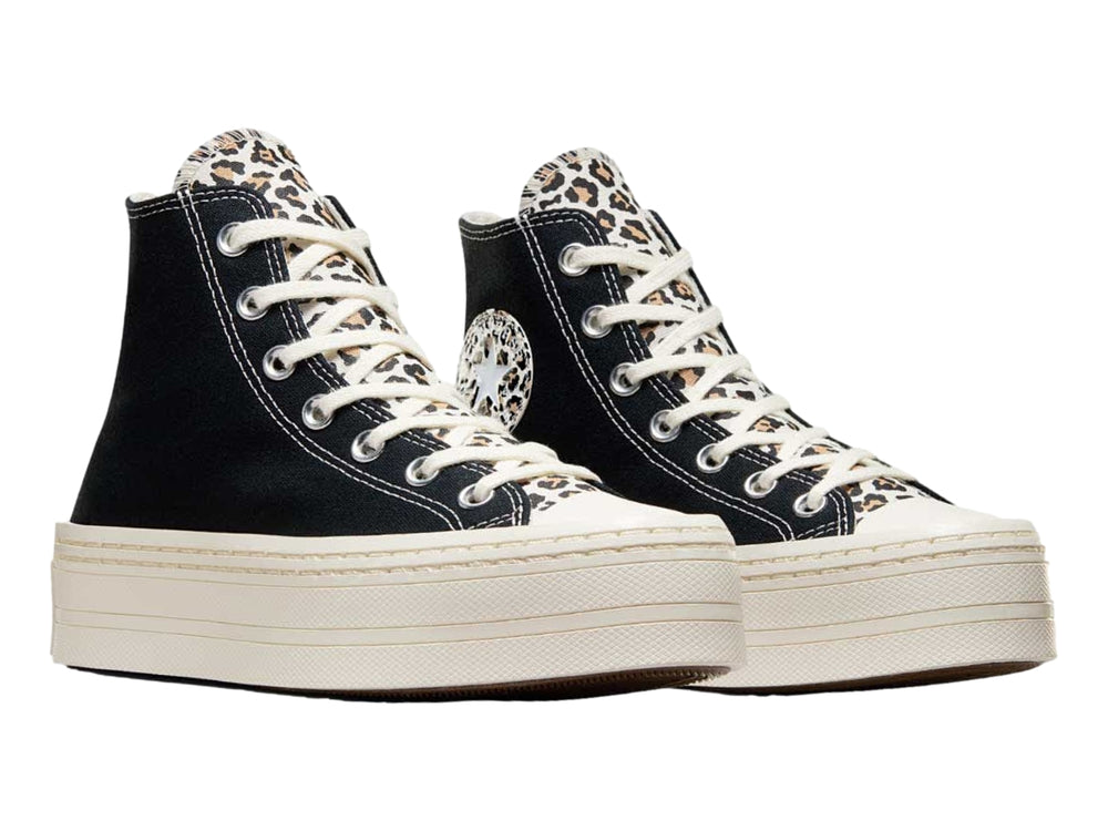 Tenis Converse negros de bota con suela de plataforma blanca y detalles en estampado de leopardo.