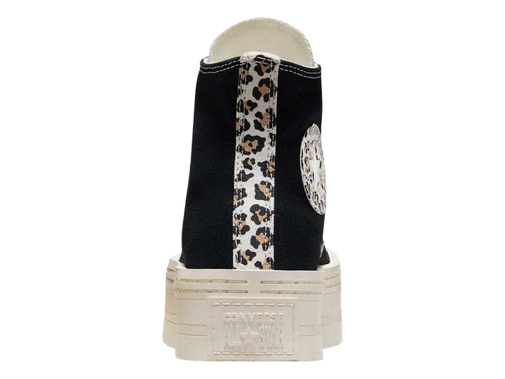 Tenis Converse negros de bota con suela de plataforma blanca y detalles en estampado de leopardo.