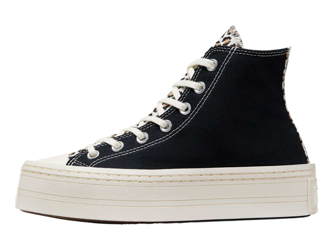 Tenis Converse negros de bota con suela de plataforma blanca y detalles en estampado de leopardo.