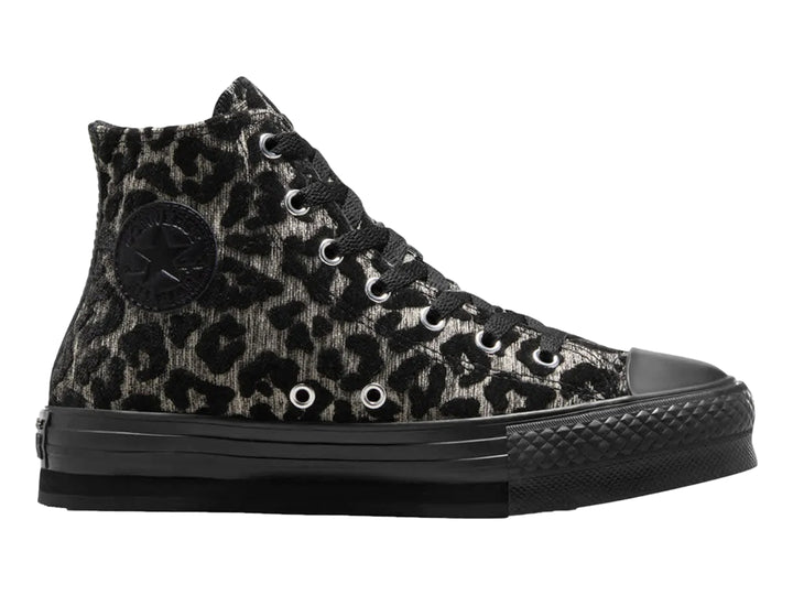 Tenis Converse botín con estampado de leopardo en colores beige y negro y suela de plataforma negra.