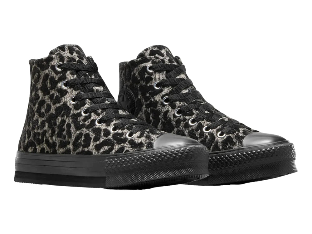Tenis Converse botín con estampado de leopardo en colores beige y negro y suela de plataforma negra.