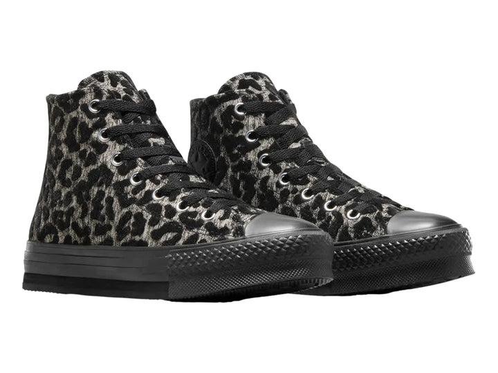 Tenis Converse botín con estampado de leopardo en colores beige y negro y suela de plataforma negra.