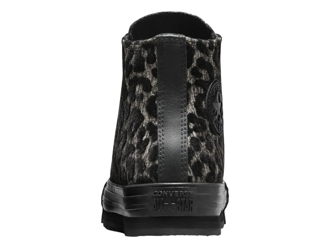 Tenis Converse botín con estampado de leopardo en colores beige y negro y suela de plataforma negra.