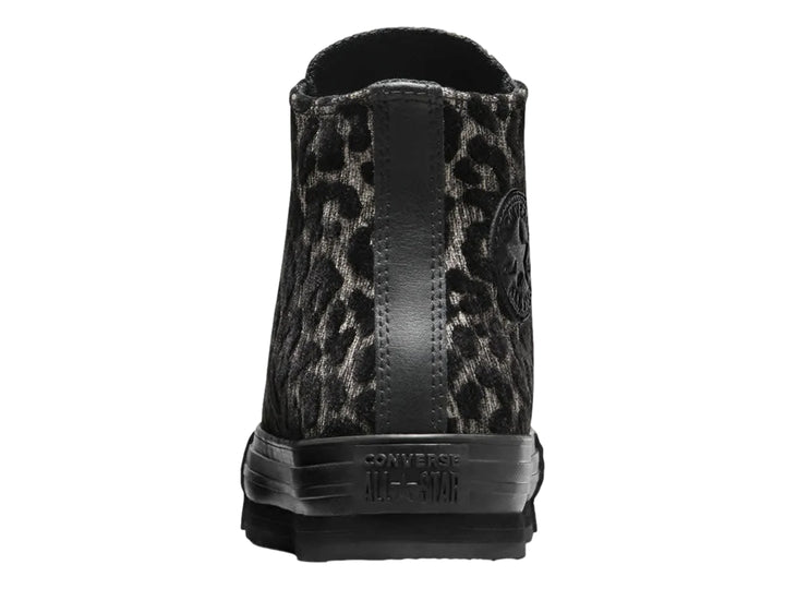 Tenis Converse botín con estampado de leopardo en colores beige y negro y suela de plataforma negra.