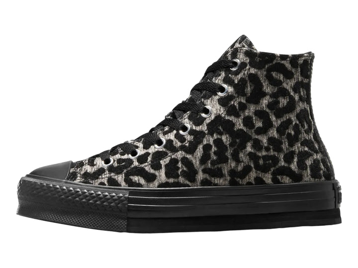 Tenis Converse botín con estampado de leopardo en colores beige y negro y suela de plataforma negra.
