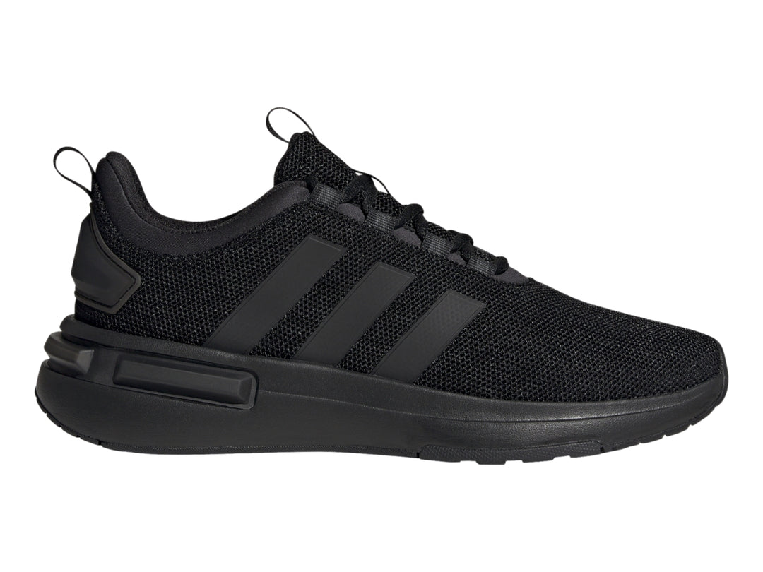 Tenis deportivos Adidas en color negro total con diseño de malla y tres franjas laterales.