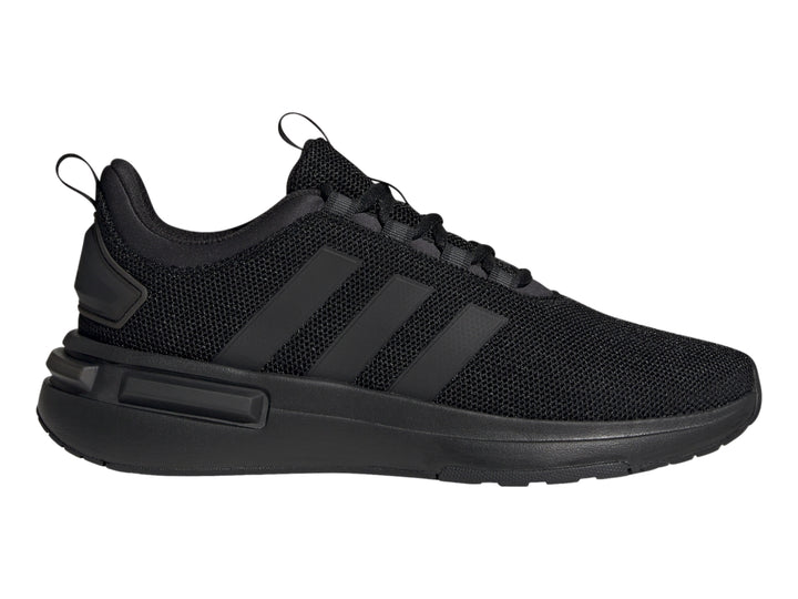Tenis deportivos Adidas en color negro total con diseño de malla y tres franjas laterales.