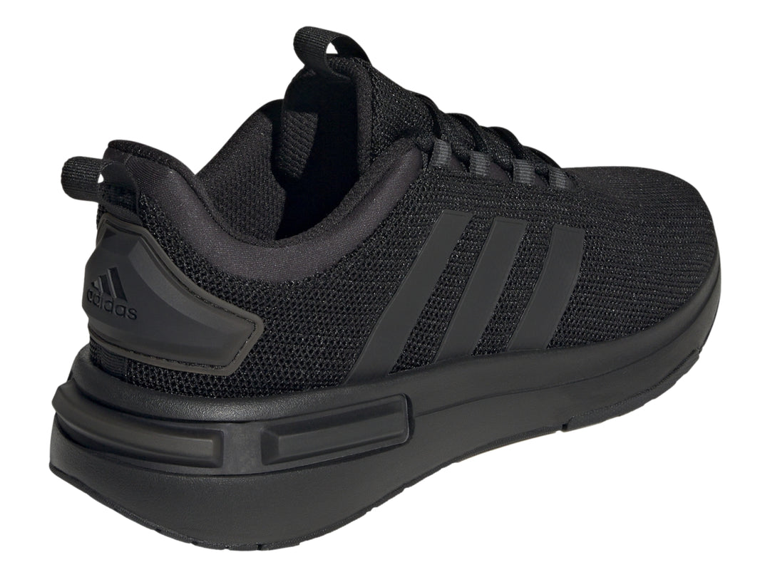 Tenis deportivos Adidas en color negro total con diseño de malla y tres franjas laterales.