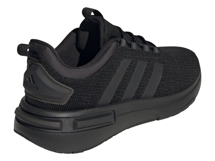 Tenis deportivos Adidas en color negro total con diseño de malla y tres franjas laterales.